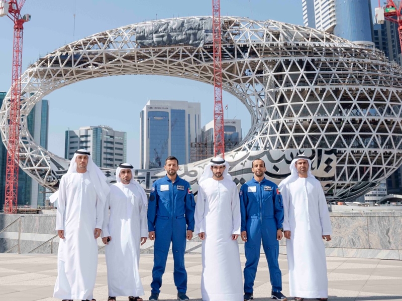 ولي عهد دبي يلتقي أول رائدي فضاء إماراتيين